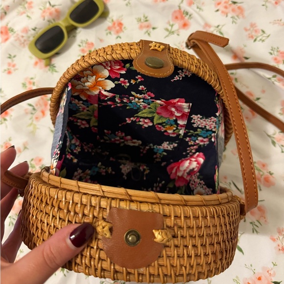 Chic Structured Rattan Circle Bag - Picture 3 of 3